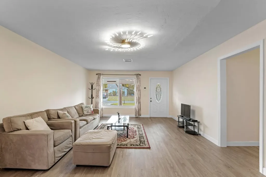 2861 SW 9th Street Boynton Beach FL 33435
