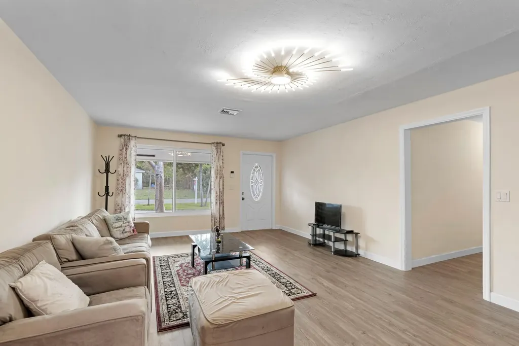2861 SW 9th Street Boynton Beach FL 33435