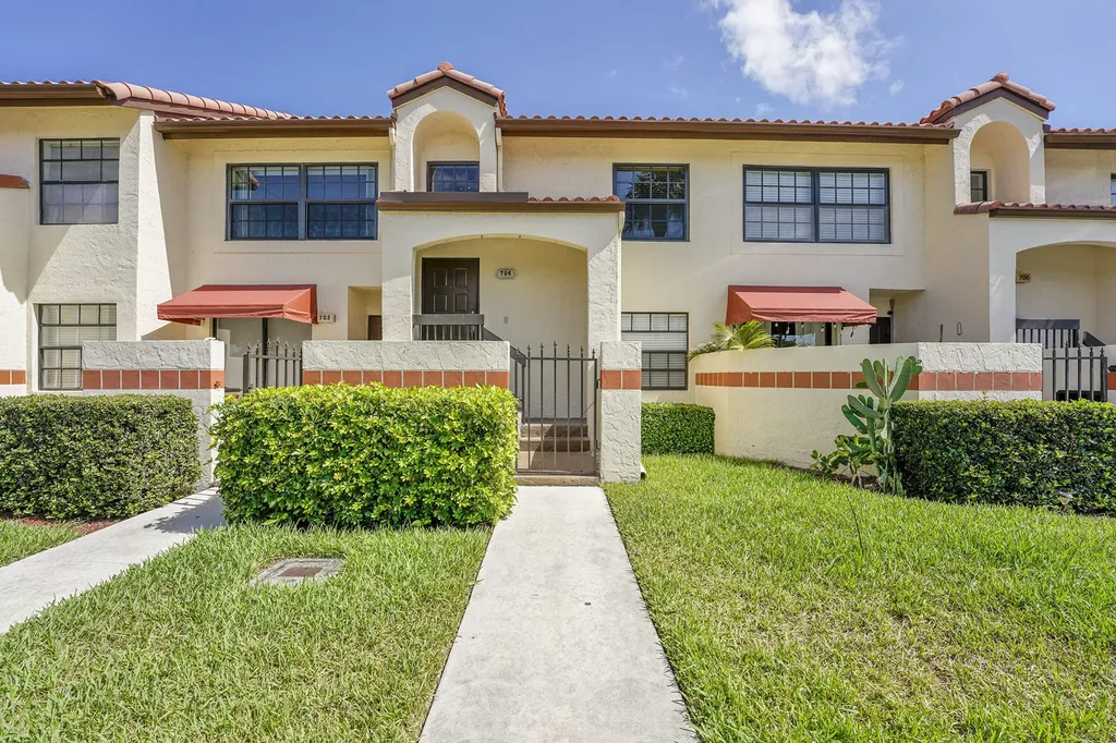 704 Freedom Court Deerfield Beach FL 33442