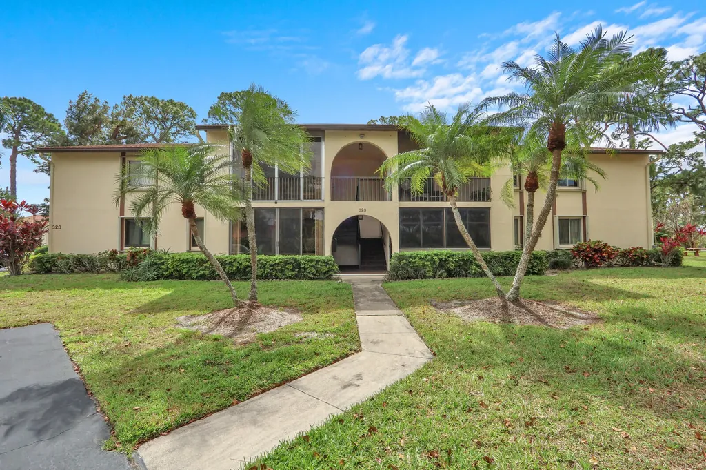 323 Knotty Pine Circle Greenacres FL 33463