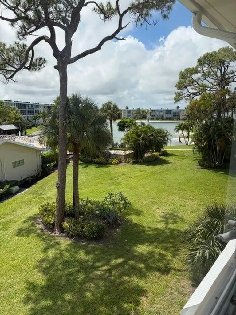 2562 Garden Drive N Lake Worth Beach FL 33461