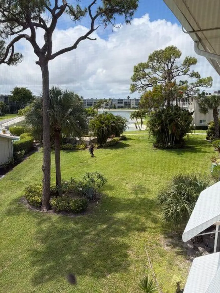 2562 Garden Drive N Lake Worth Beach FL 33461