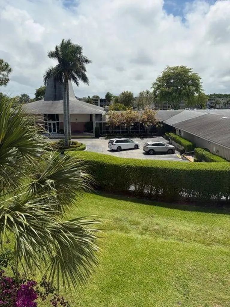 2562 Garden Drive N Lake Worth Beach FL 33461