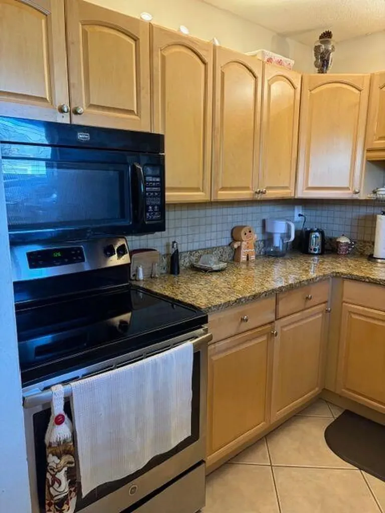 2562 Garden Drive N Lake Worth Beach FL 33461