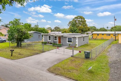217 NW 14th Street Belle Glade FL 33430
