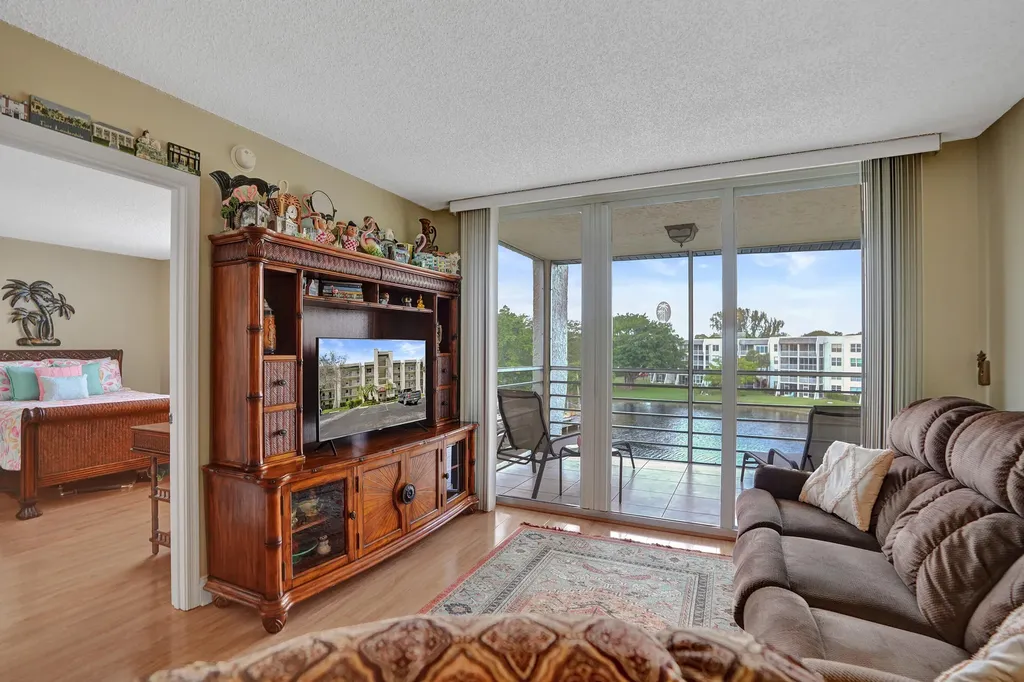 9311 Orange Grove Drive Davie FL 33324
