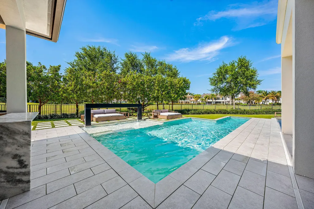 117 Thatch Palm Cove Boca Raton FL 33432
