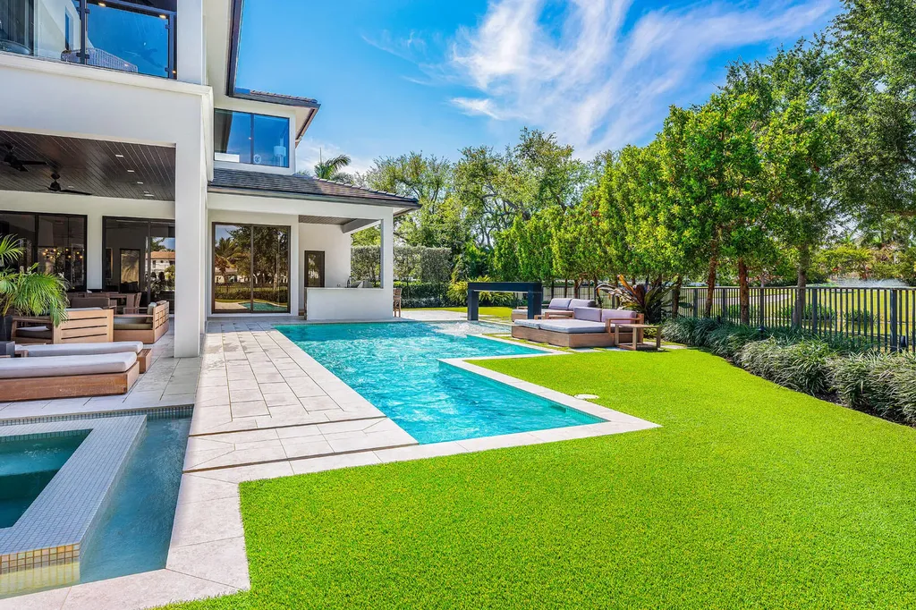 117 Thatch Palm Cove Boca Raton FL 33432