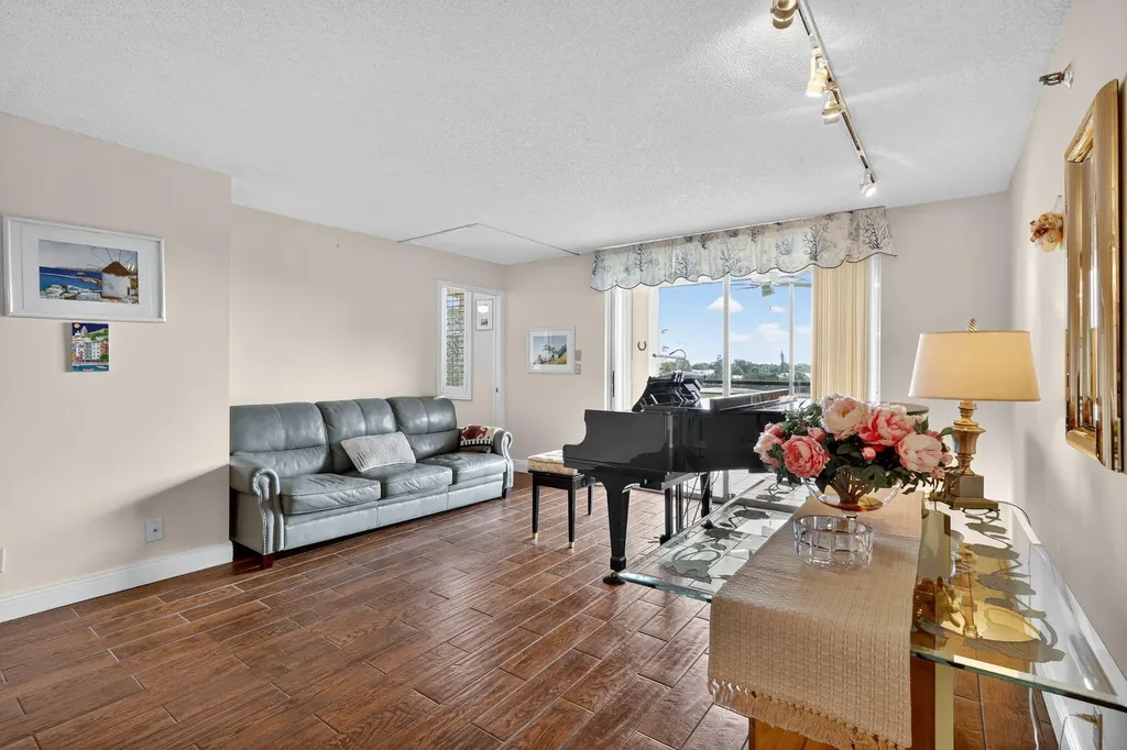 5340 NW 2nd Avenue Boca Raton FL 33487