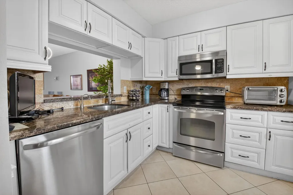 6866 Huntington Lane Delray Beach FL 33446
