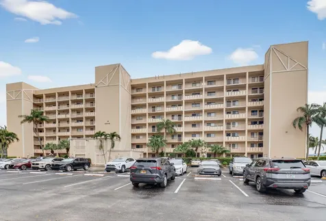 6866 Huntington Lane Delray Beach FL 33446