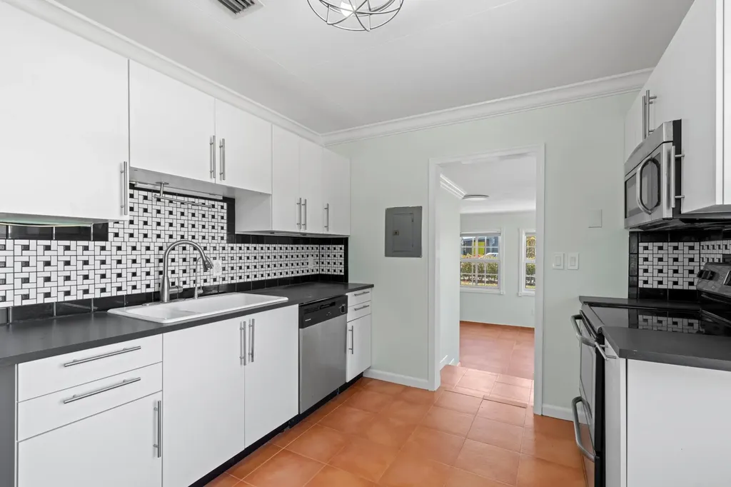 5901 Garden Avenue West Palm Beach FL 33405