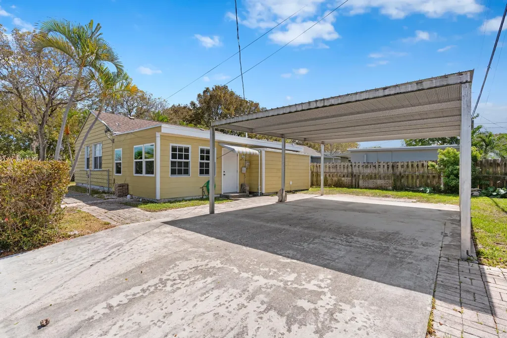 5901 Garden Avenue West Palm Beach FL 33405