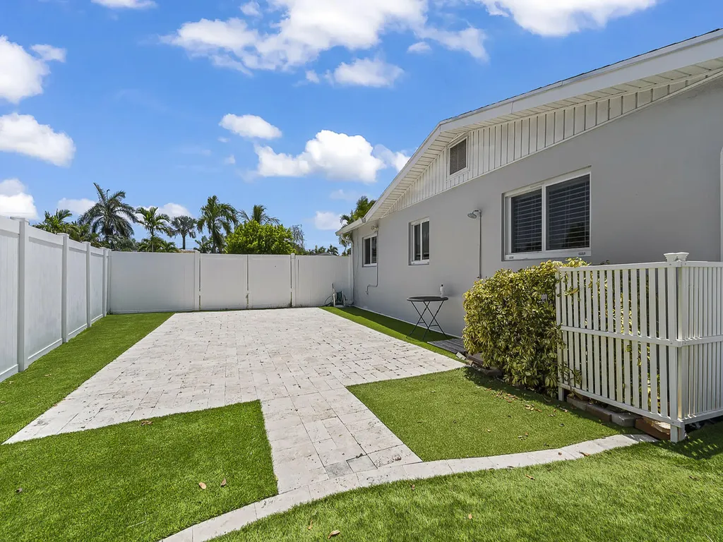 801 SE 14th Street Deerfield Beach FL 33441
