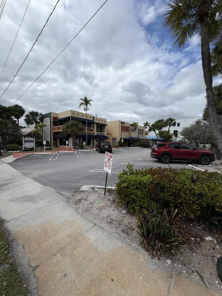 800 Palm Trail Delray Beach FL 33483