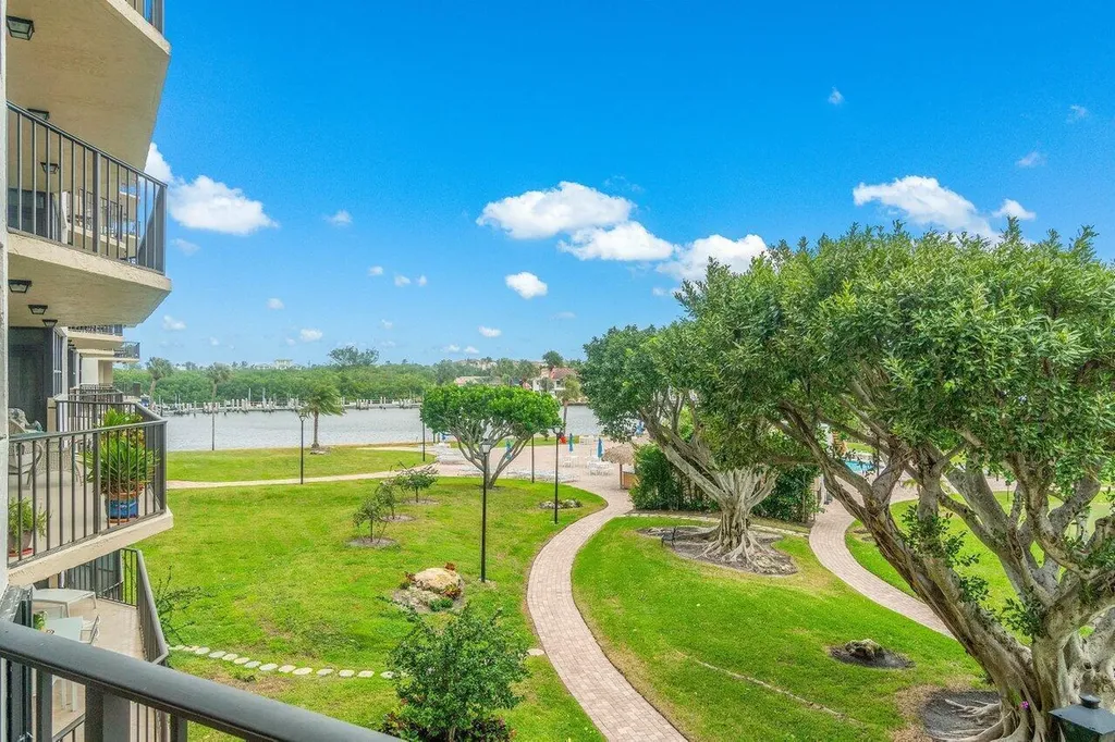 899 Jeffery Street Boca Raton FL 33487