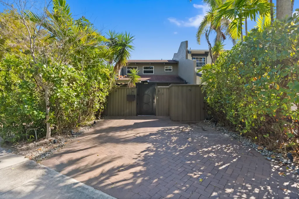 228 NE 16th Terrace Fort Lauderdale FL 33301