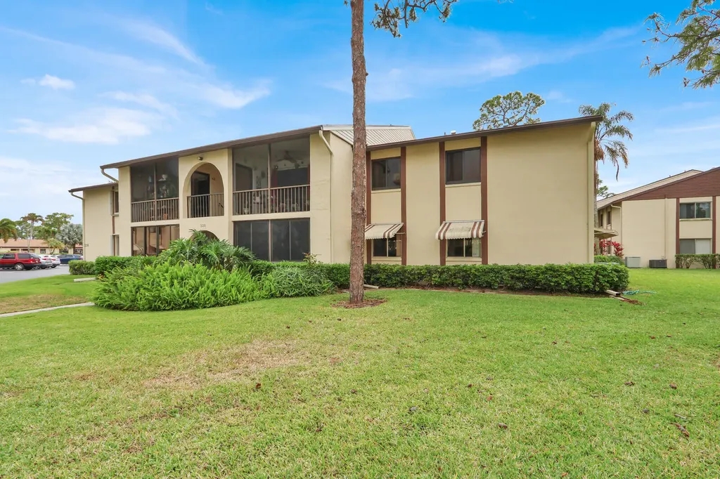 338 Knotty Pine Circle Greenacres FL 33463