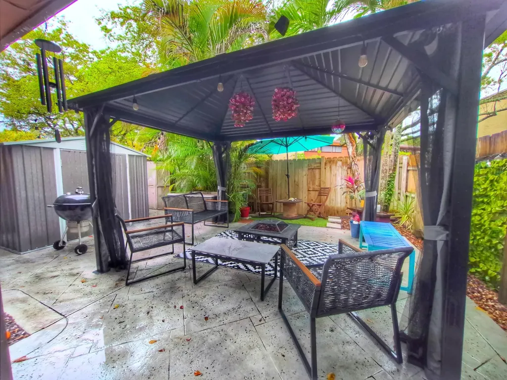 10180 E Cypress Court Pembroke Pines FL 33026