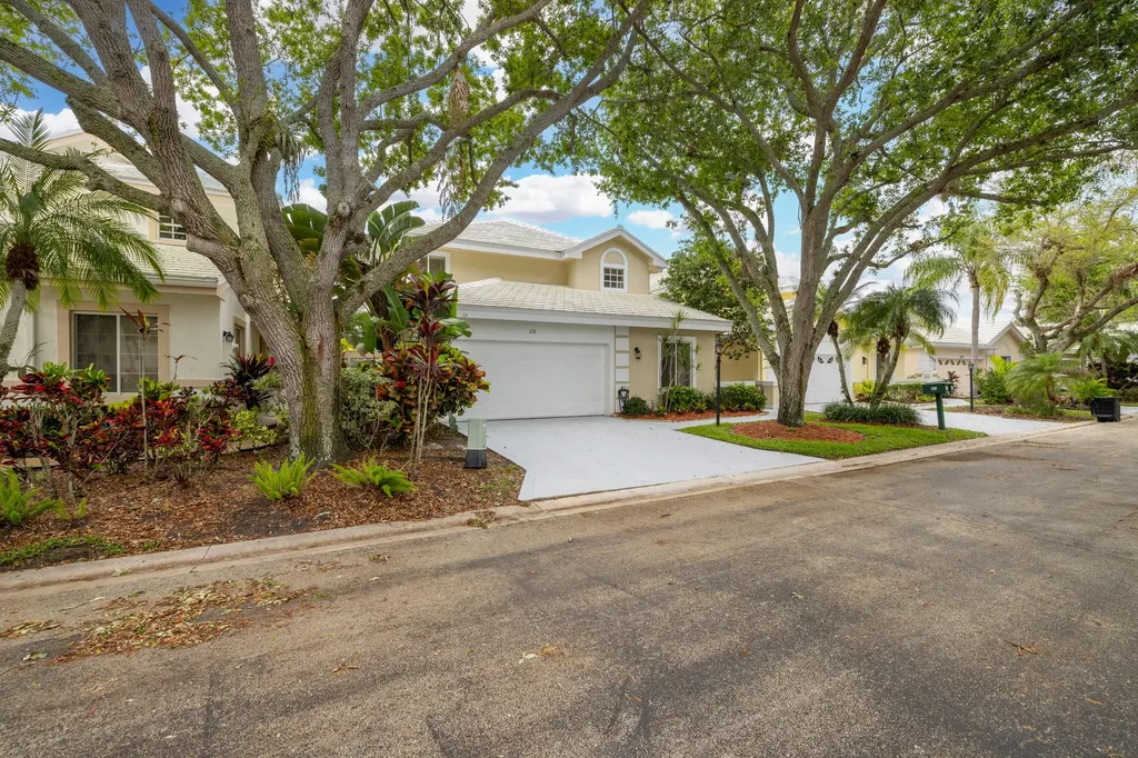 218 W Canterbury Drive W Palm Beach Gardens FL 33418