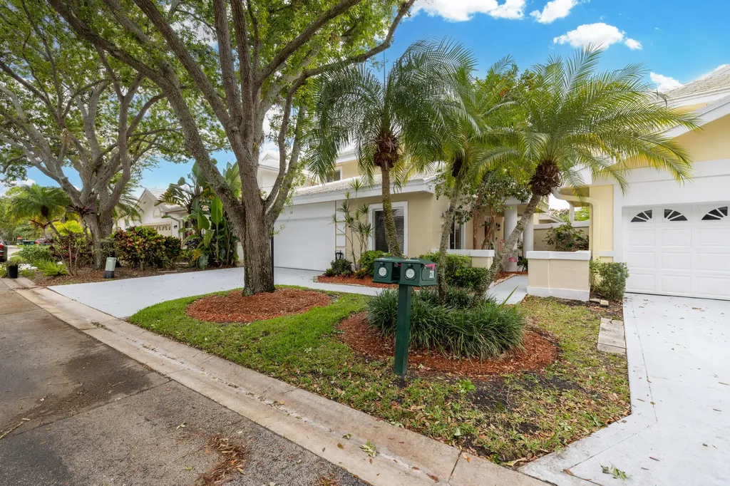218 W Canterbury Drive W Palm Beach Gardens FL 33418