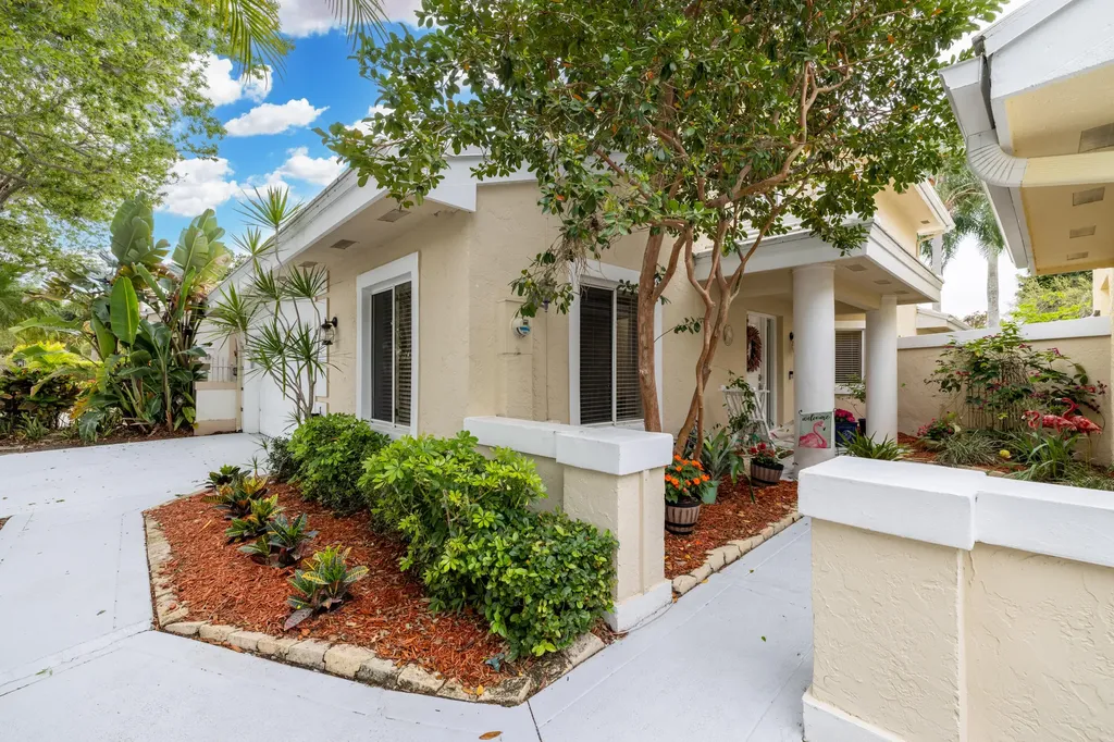 218 W Canterbury Drive W Palm Beach Gardens FL 33418