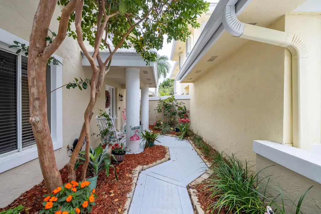 218 W Canterbury Drive W Palm Beach Gardens FL 33418