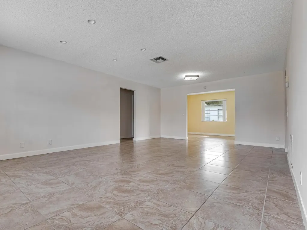 2016 SW Golf Lane SW Boynton Beach FL 33426