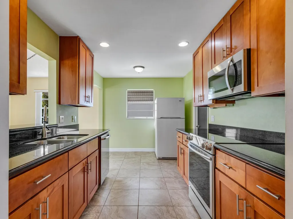 2016 SW Golf Lane SW Boynton Beach FL 33426
