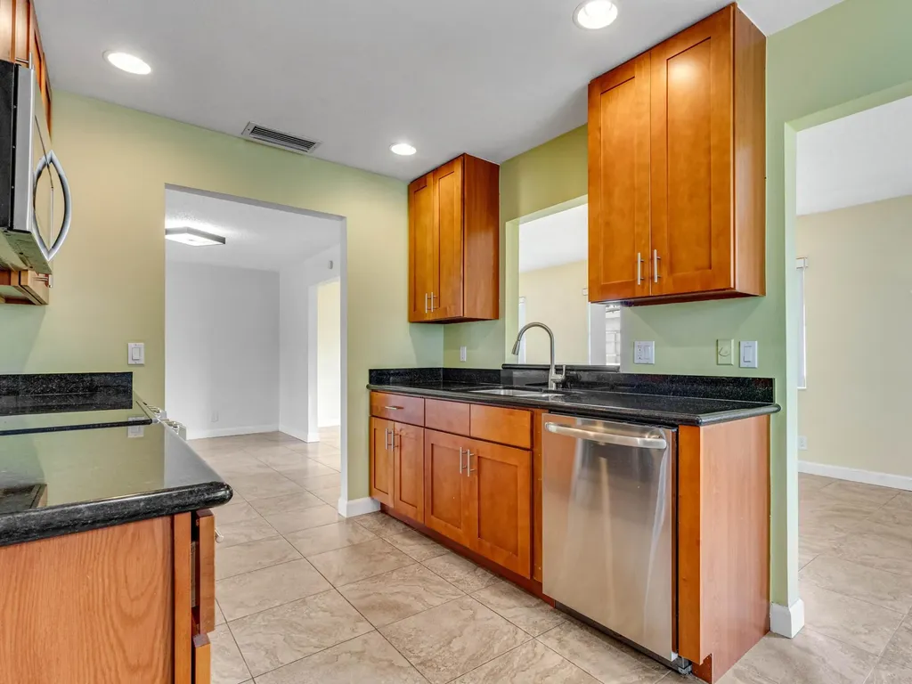 2016 SW Golf Lane SW Boynton Beach FL 33426