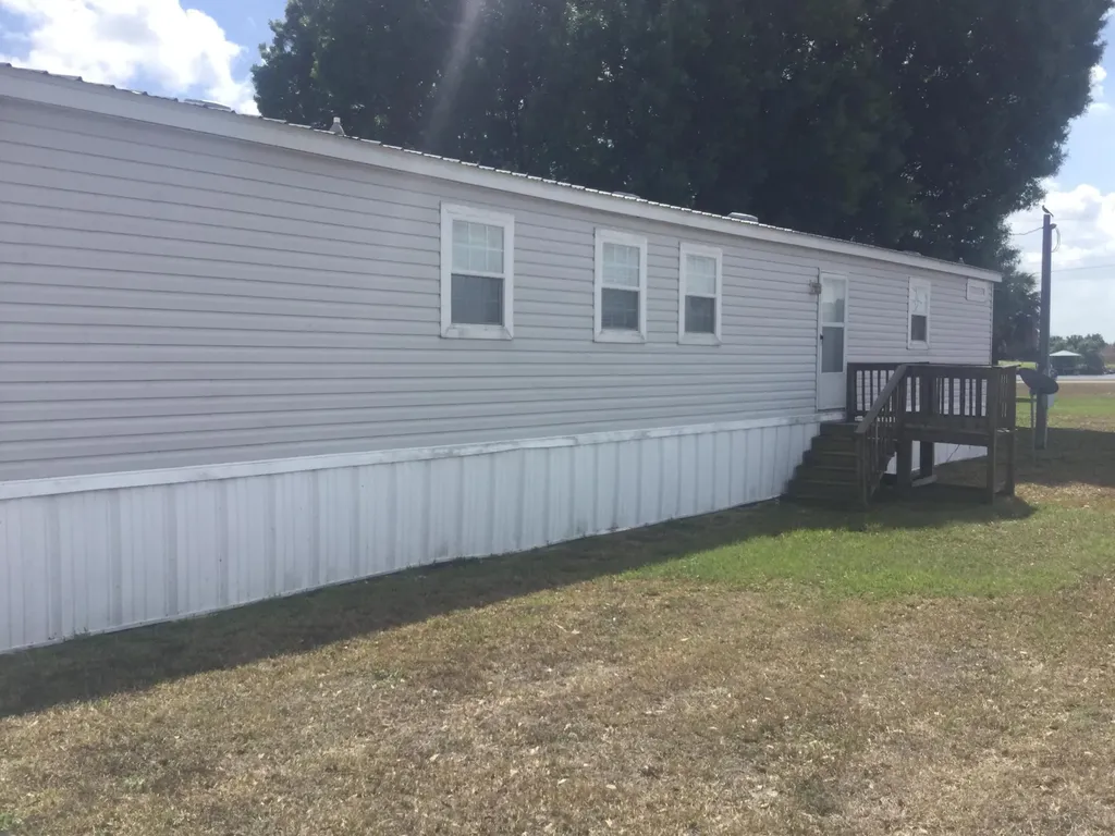 1753 West Avenue Moore Haven FL 33471