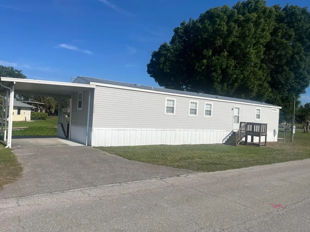 1753 West Avenue Moore Haven FL 33471