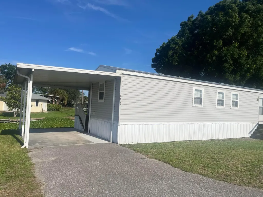 1753 West Avenue Moore Haven FL 33471