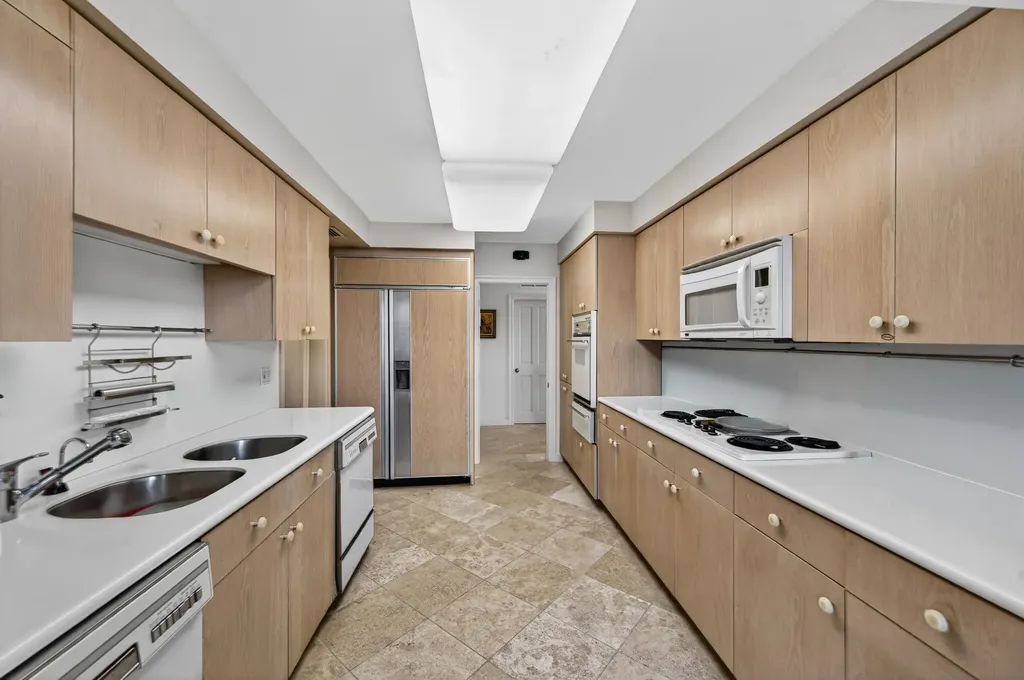 5500 Collins Avenue Miami Beach FL 33140