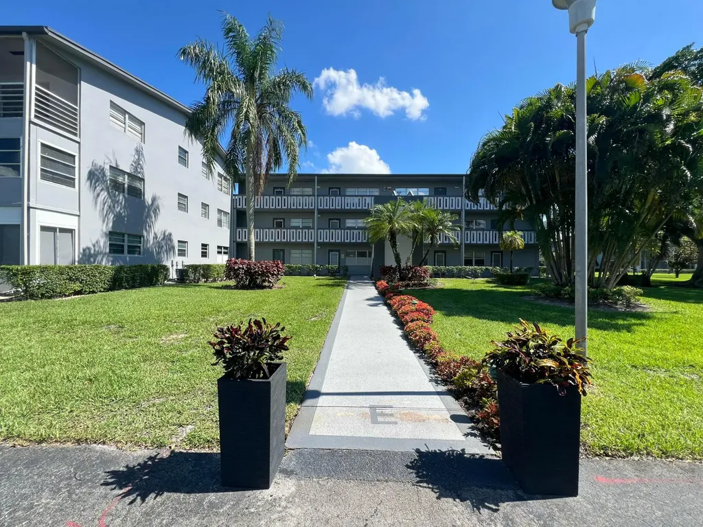 209 Suffolk E Boca Raton FL 33434