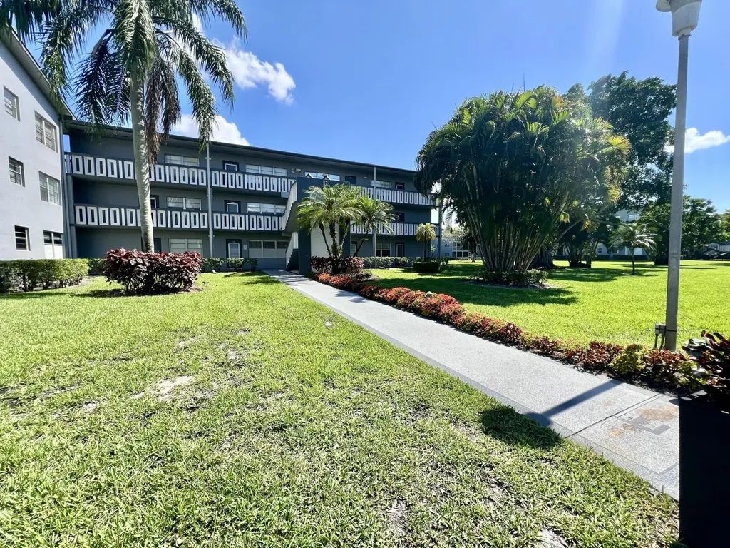 209 Suffolk E Boca Raton FL 33434