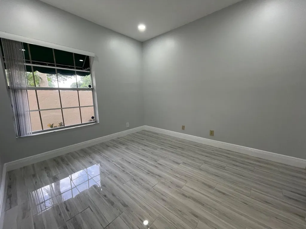6526 Via Regina Boca Raton FL 33433