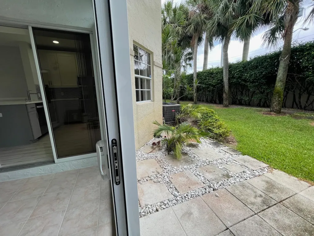 6526 Via Regina Boca Raton FL 33433