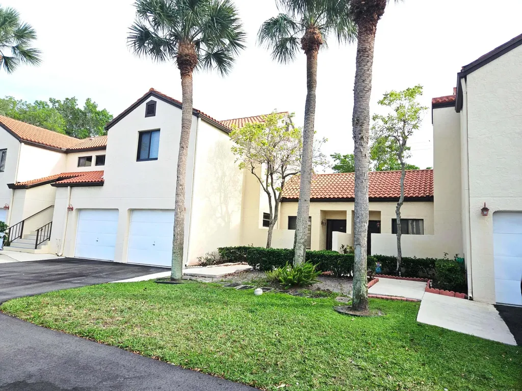 16 Vía De Casas Sur Boynton Beach FL 33426