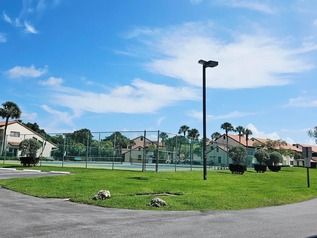 16 Vía De Casas Sur Boynton Beach FL 33426