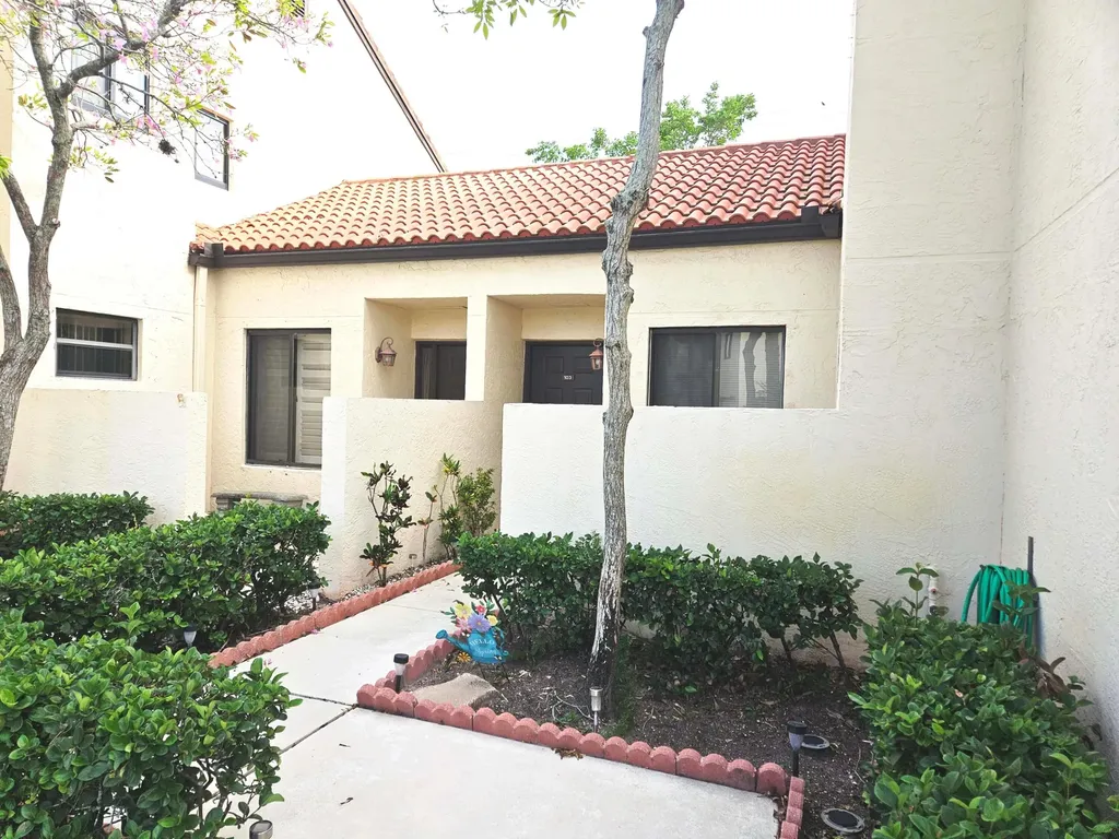 16 Vía De Casas Sur Boynton Beach FL 33426