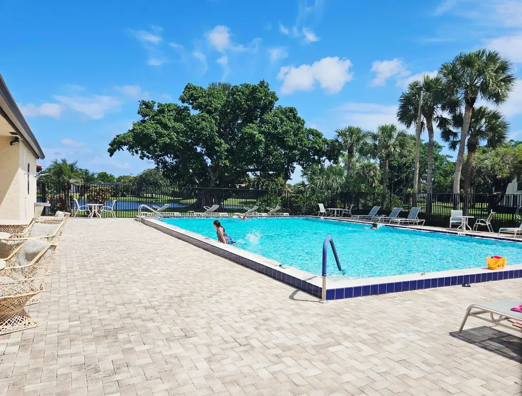 16 Vía De Casas Sur Boynton Beach FL 33426