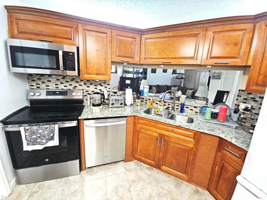 16 Vía De Casas Sur Boynton Beach FL 33426
