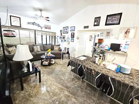16 Vía De Casas Sur Boynton Beach FL 33426