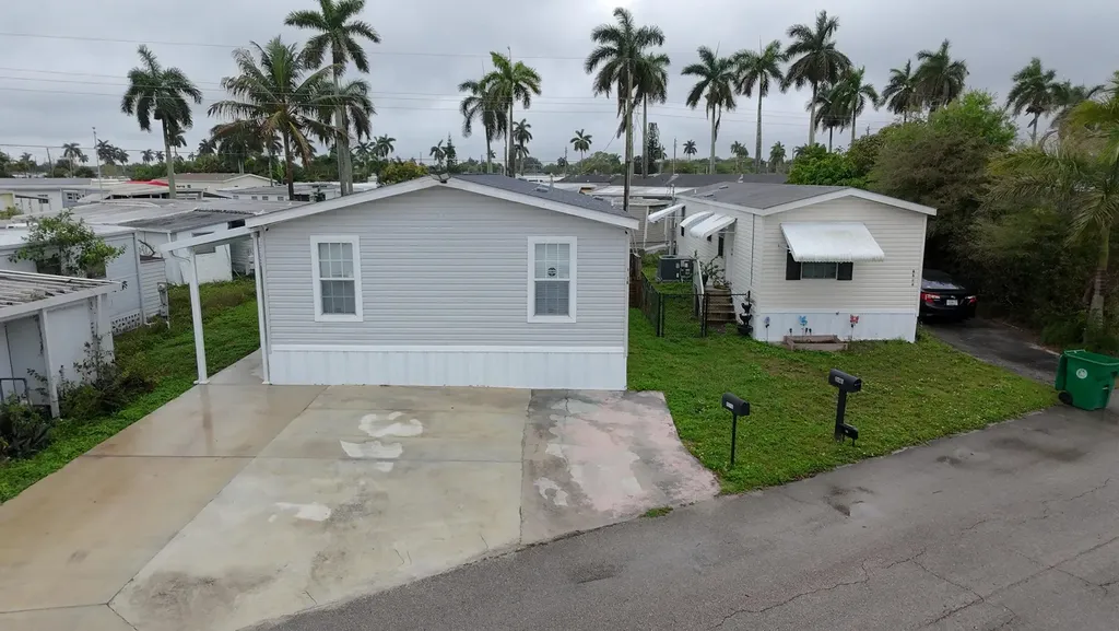 8516 SW 17th Court Davie FL 33324