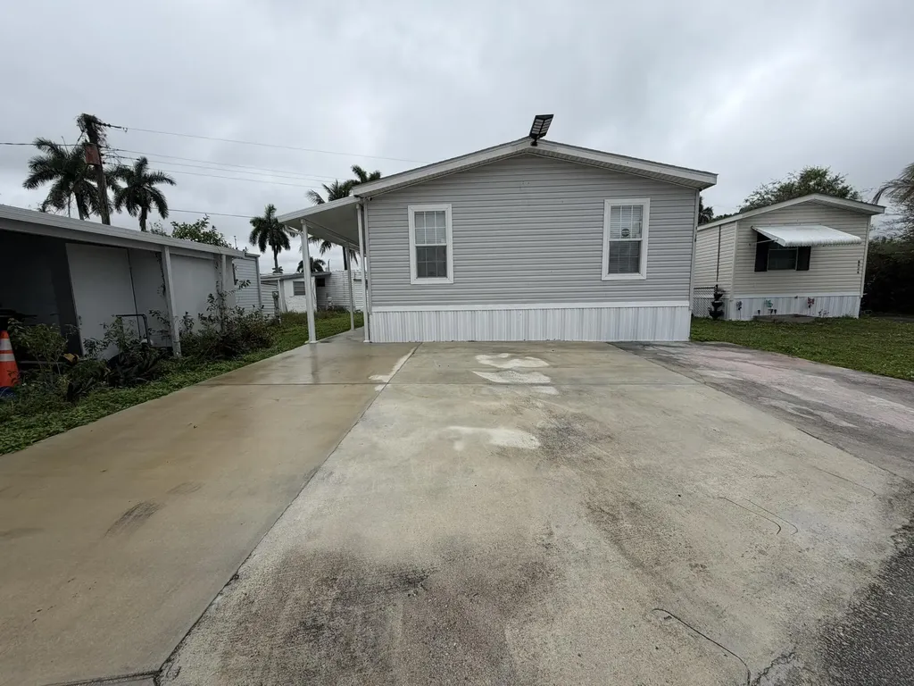 8516 SW 17th Court Davie FL 33324