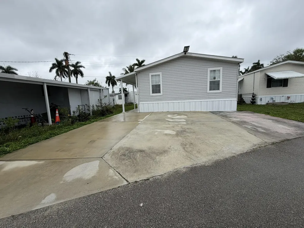 8516 SW 17th Court Davie FL 33324