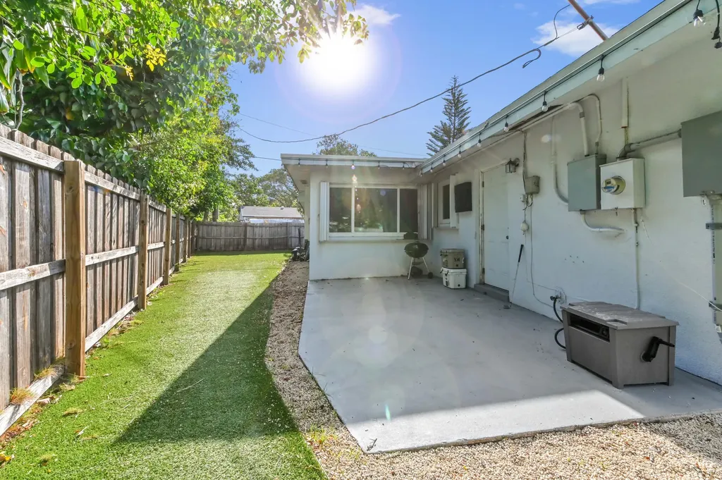 2898 SE 1st Place Boynton Beach FL 33435