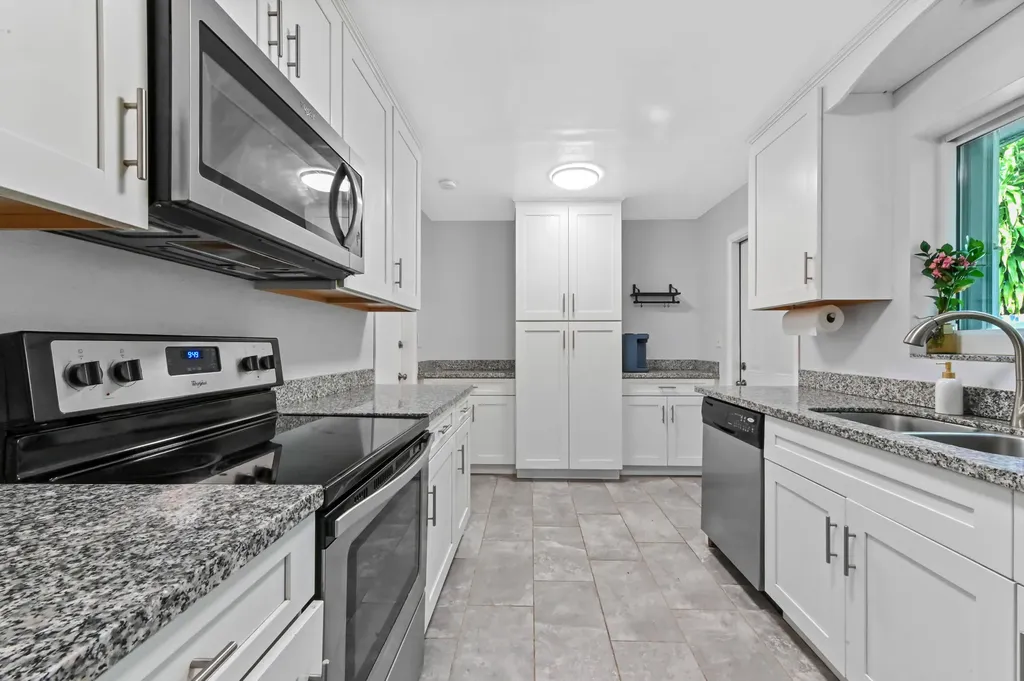 2898 SE 1st Place Boynton Beach FL 33435