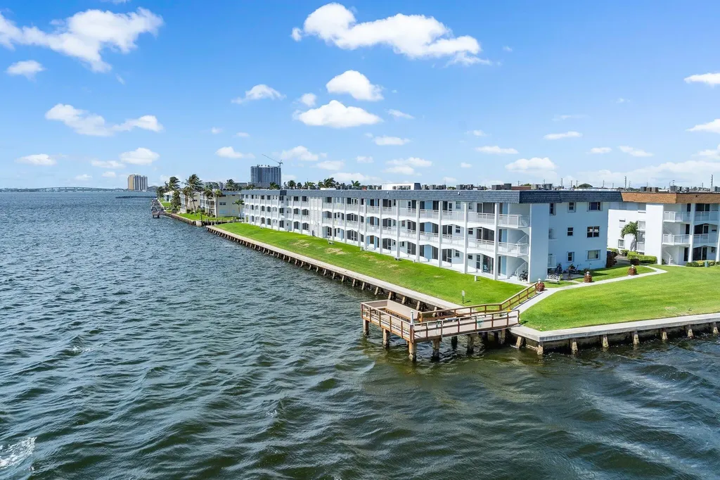100 Shore Court North Palm Beach FL 33408